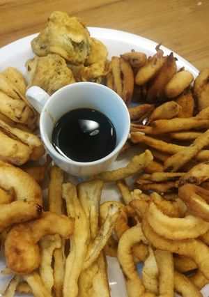 Una foto de Tempura de pescado, vegetales y mariscos
