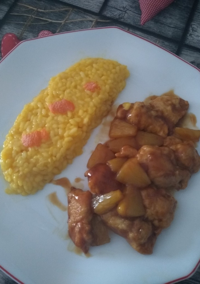Una foto de Pollo con piña al estilo chino