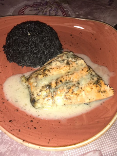 Una foto de Salmón al estragón en crema de coco con arroz negro