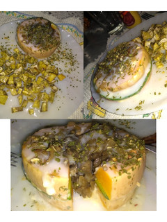 Una foto de Torre de verduras rellena con batatas al horno y salsa blanca