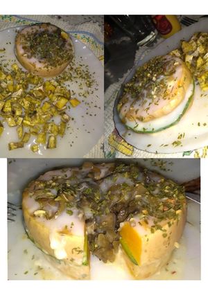 Una foto de Torre de verduras rellena con batatas al horno y salsa blanca