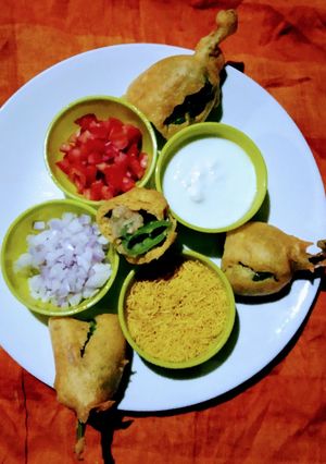 મિર્ચી પકોડા (Mirchi Pakoda Recipe In Gujarati) રેસીપી મુખ્ય ફોટો