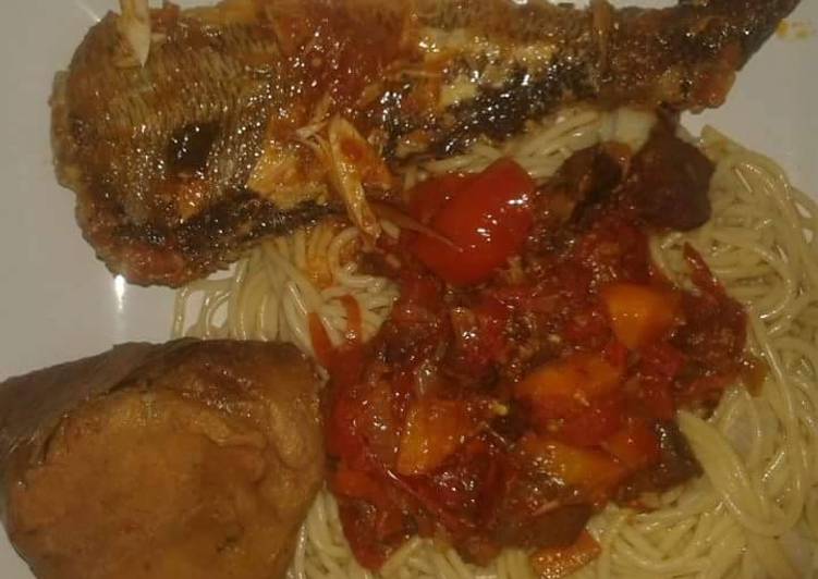 Spagetti with tomato sauce with grilled fish