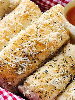 பூண்டு பிரட் ஸ்டிக்ஸ் (garlic breadsticks), தக்காளி சாஸ் செய்முறை முக்கிய புகைப்படம்