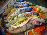 Trucha rellena y papas cremosas