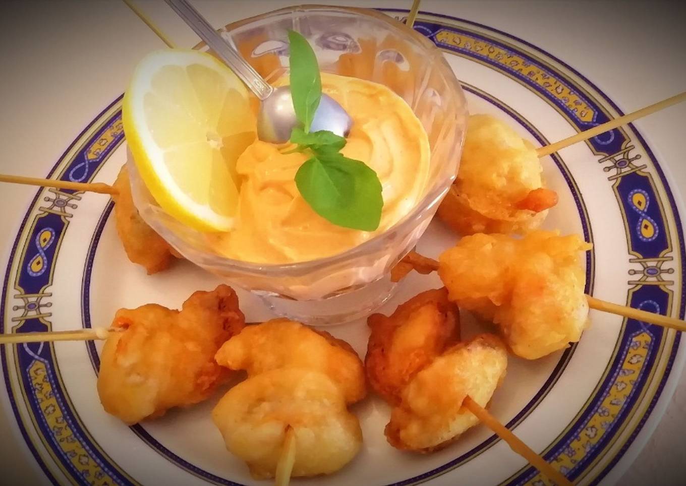 Brochetas de mejillones en tempura con mayonesa de romesco