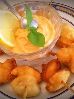Una foto de Brochetas de mejillones en tempura con mayonesa de romesco