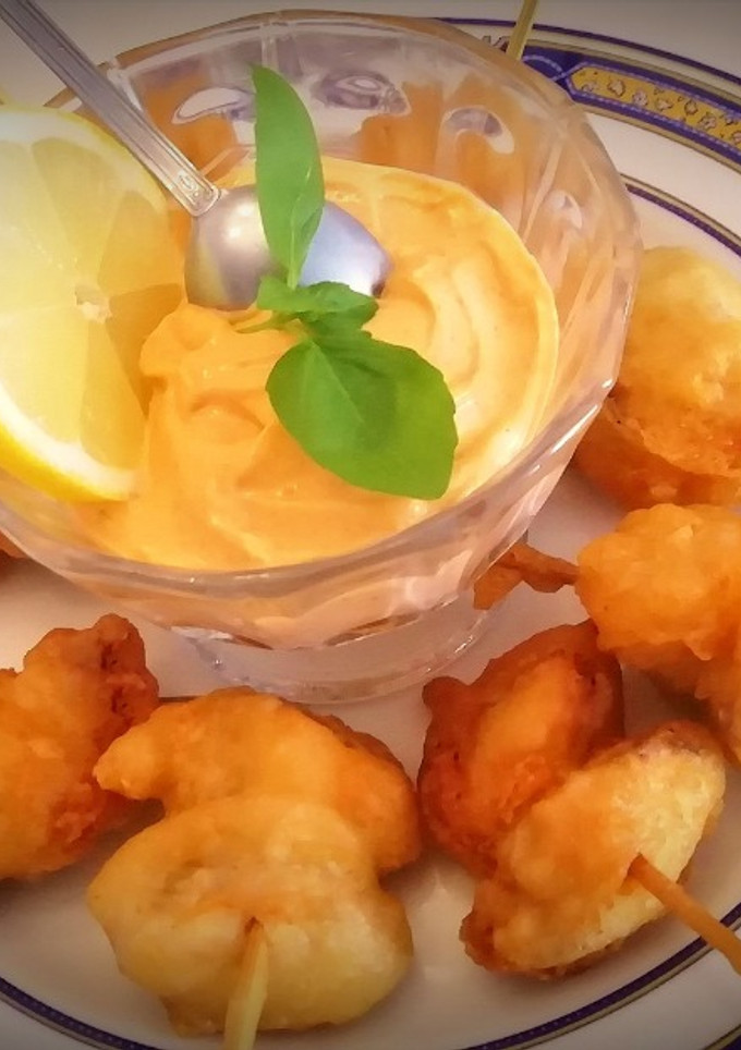 Una foto de Brochetas de mejillones en tempura con mayonesa de romesco