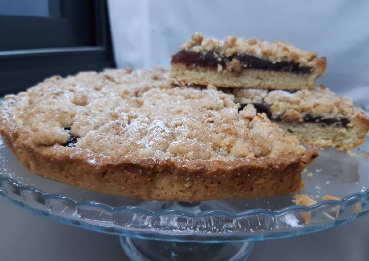 Crostata alla crema di melagrana con crumble alle mandorle