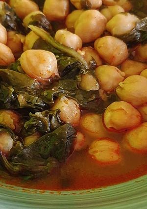 Una foto de Garbanzos con Acelgas 🍃