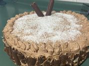 Una foto de torta de chocolate amargo