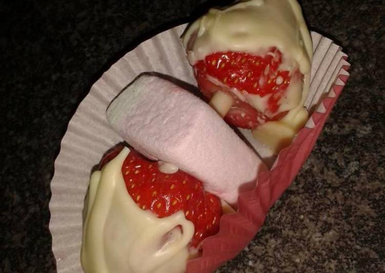 Recette De Brochette de fraises au chocolat blanc