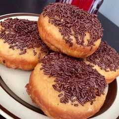 A picture of Donat tape singkong.