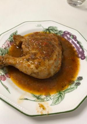 Una foto de Muslos de Pollo en Salsa