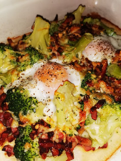 Una foto de Brócoli con bacon, queso y huevo al horno