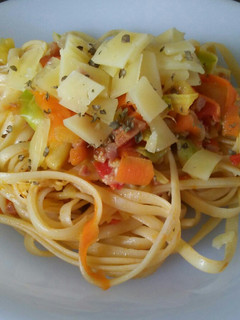 Una foto de Tallarines con verduras y toque picante