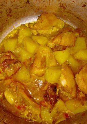 Una foto de Pollo guisado con papas🍗🥔