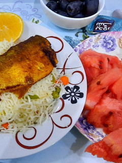 صورة لوصفة سمك مشوي صحي..وأرز بالخضار