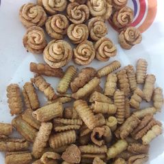 A picture of Suji ke crispy snacks.