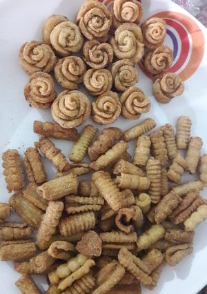 A picture of Suji ke crispy snacks.