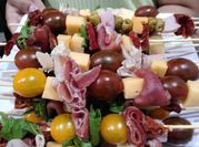 Una foto de brocheta jamón serrano