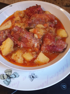 Una foto de Costillas de cerdo ibérico adobadas con patatas