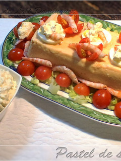 Una foto de Pastel de salmón y gambas con salsa tártara