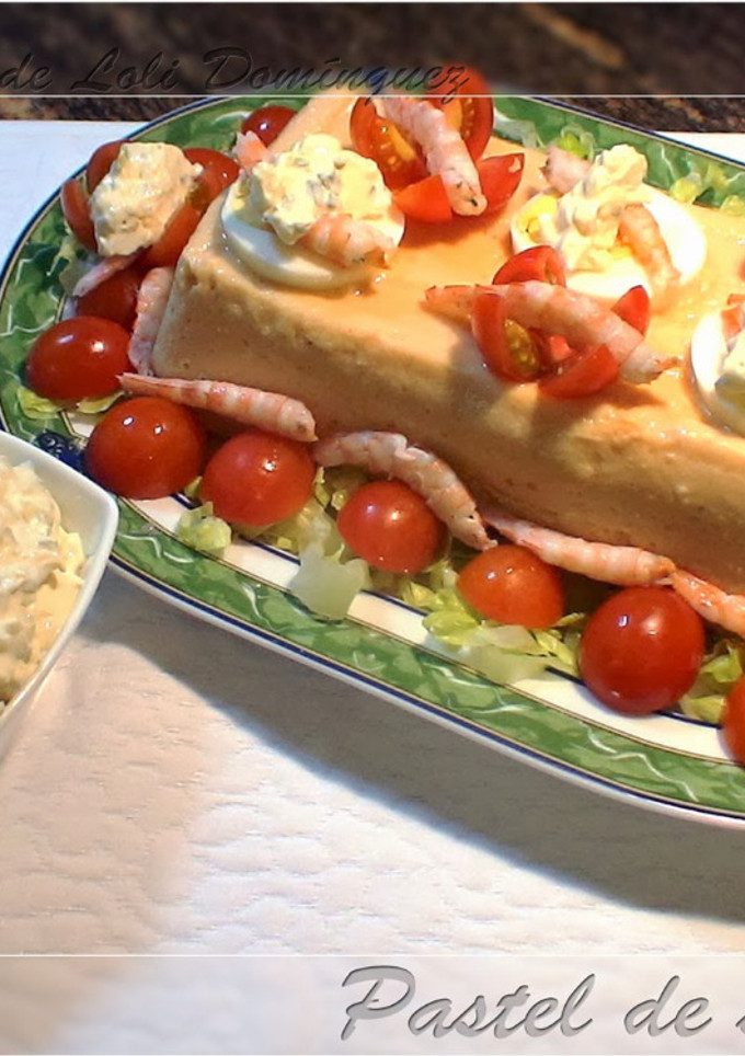 Una foto de Pastel de salmón y gambas con salsa tártara