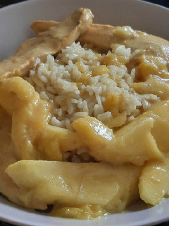Una foto de Pollo al curry con mango y arroz