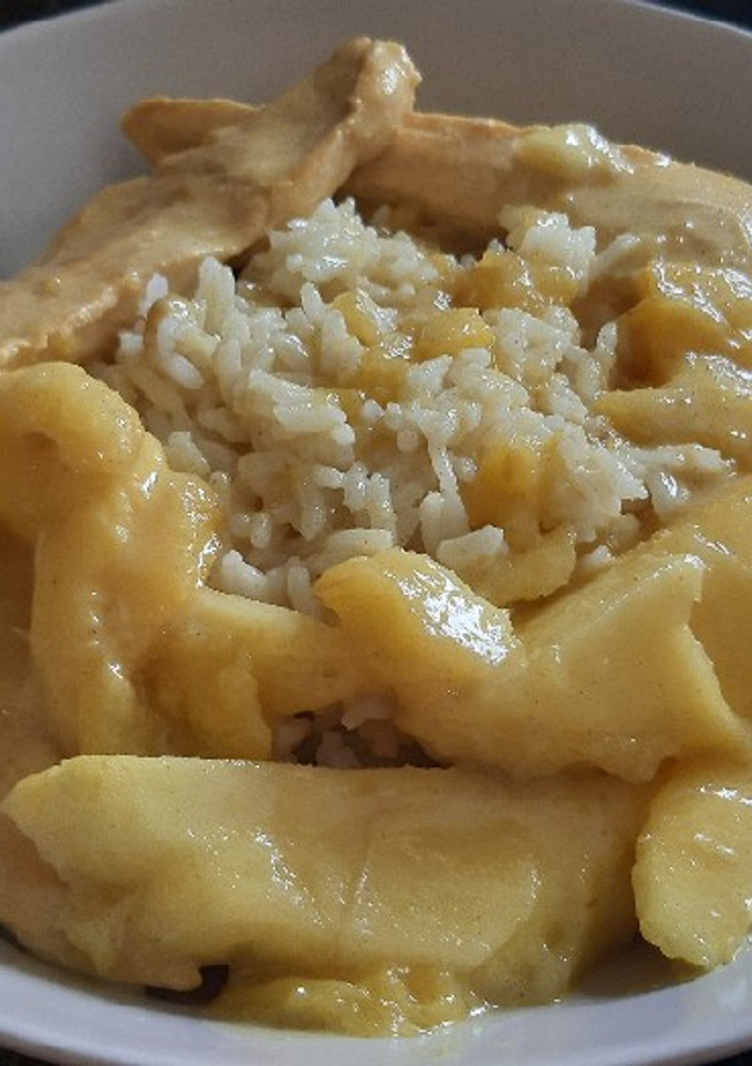 Una foto de Pollo al curry con mango y arroz