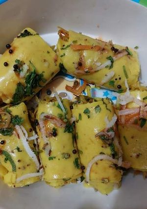खांडवी (Khandvi recipe in Hindi) रेसिपी मुख्य फोटो