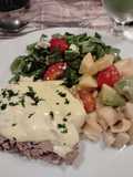 Peceto con salsa tártara y ensaladas