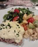 Peceto con salsa tártara y ensaladas