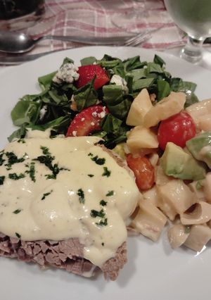 Una foto de Peceto con salsa tártara y ensaladas