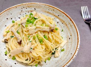 Hình của món Mì Ý xốt kem thuần chay.