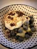 Bowl de yogur, fruta y cacahuete en polvo con chocolate