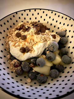 Una foto de Bowl de yogur, fruta y cacahuete en polvo con chocolate