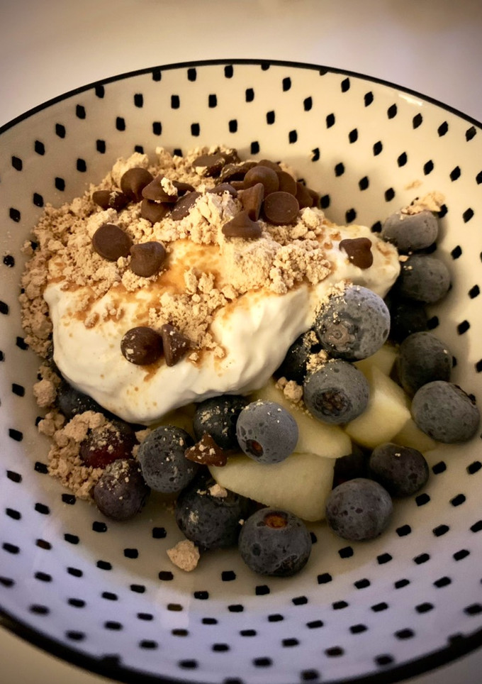 Una foto de Bowl de yogur, fruta y cacahuete en polvo con chocolate