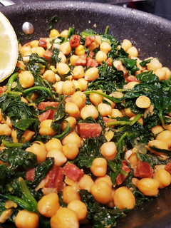 Una foto de Garbanzos con chorizo y espinacas