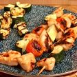 Brochetas de solomillo de pollo adobadas con tomatitos y calabacines