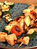 Brochetas de solomillo de pollo adobadas con tomatitos y calabacines