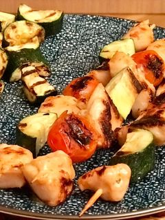 Una foto de Brochetas de solomillo de pollo adobadas con tomatitos y calabacines