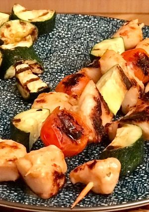 Una foto de Brochetas de solomillo de pollo adobadas con tomatitos y calabacines