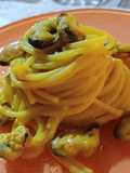 Spaghetti con crema di cannellini allo zafferano e cozze
