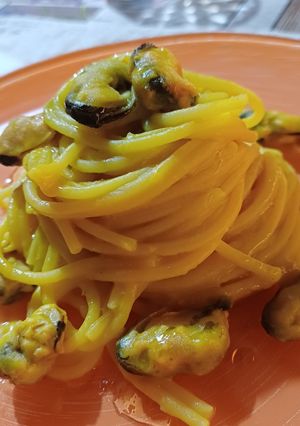 Foto di Spaghetti con crema di cannellini allo zafferano e cozze