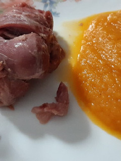 Una foto de Codillo con puré de calabaza y zanahoria