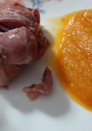 Una foto de Codillo con puré de calabaza y zanahoria