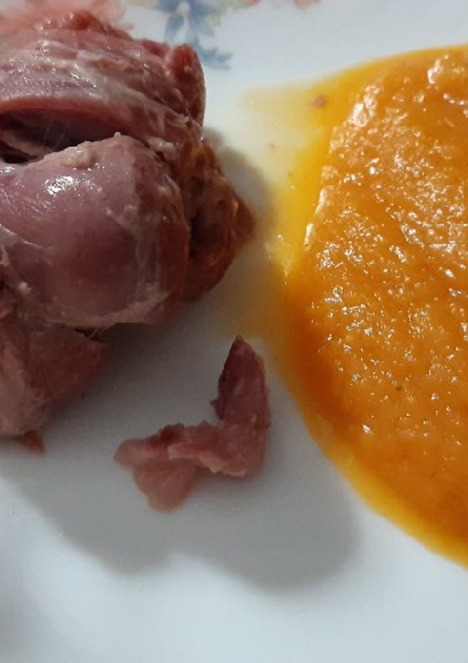 Una foto de Codillo con puré de calabaza y zanahoria