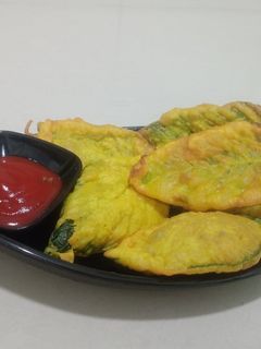 हिरव्या माठाची भजी (hirvya mathachi bhaji recipe in marathi) रेसिपी चे मुख्य फोटो 
