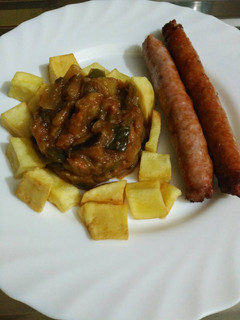 Una foto de Pisto con patatas y salchichas